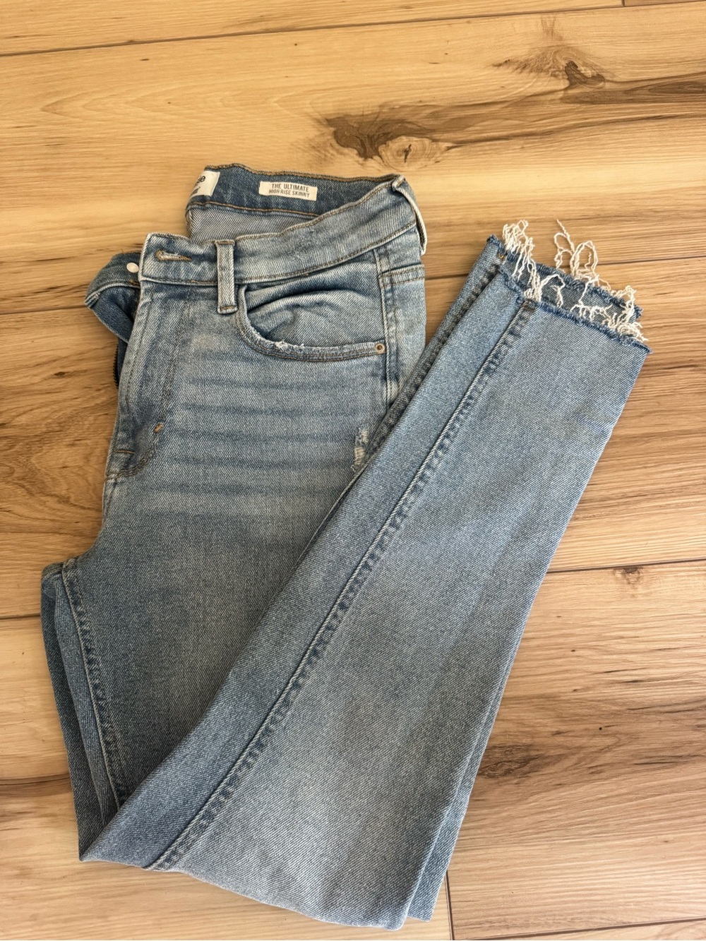 Kensie Jeans Vintage Luxe Light Blue Cropped Frayed Hem. Size 8/29